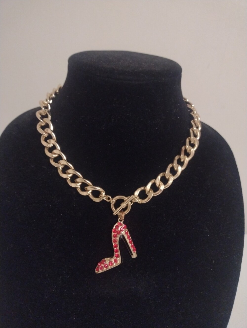 Vera By New York Red Stiletto High Heel Toggle Chain Necklace Gold Tone